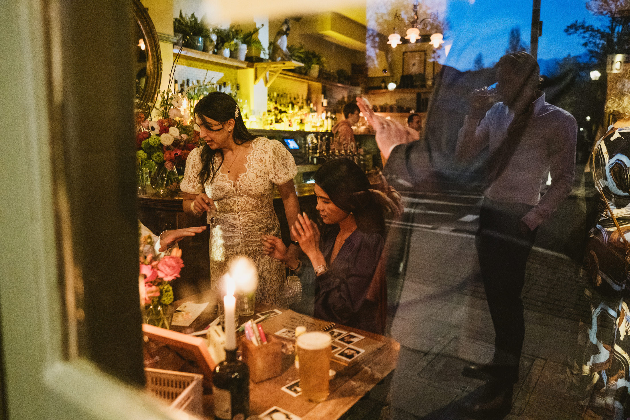 Cosy restaurant scene with friends and drinks.